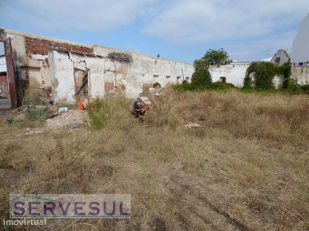 Prédio urbano com a área de 3700m² e construções existentes em cond... - Grande imagem: 5/18