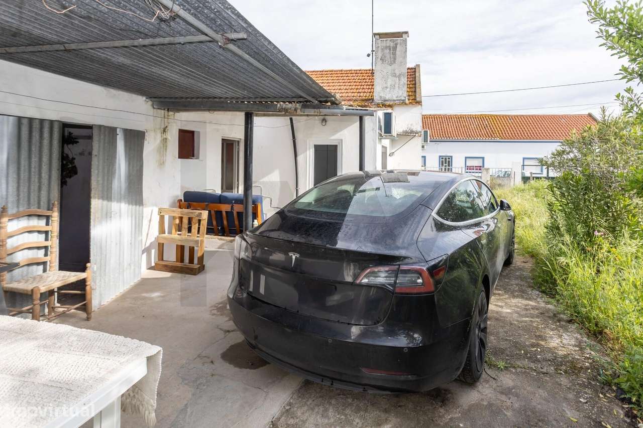 Moradia T2  com Garagem  e anexos inserida num lote de 1500 m2 de ter-45