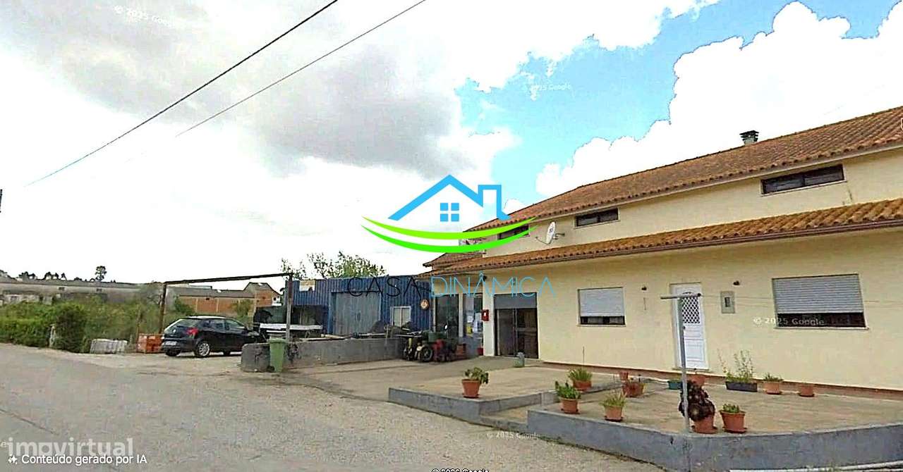 Moradia com garagem e quintal para recuperar-12