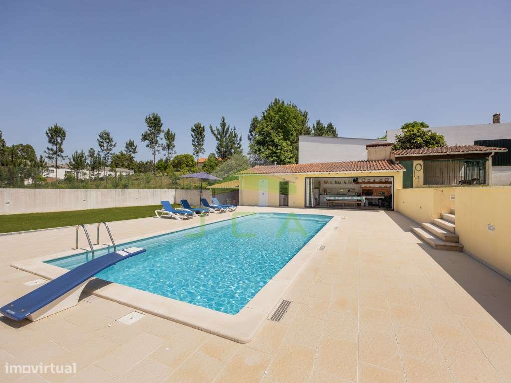 Moradia V4 com piscina e terreno-45