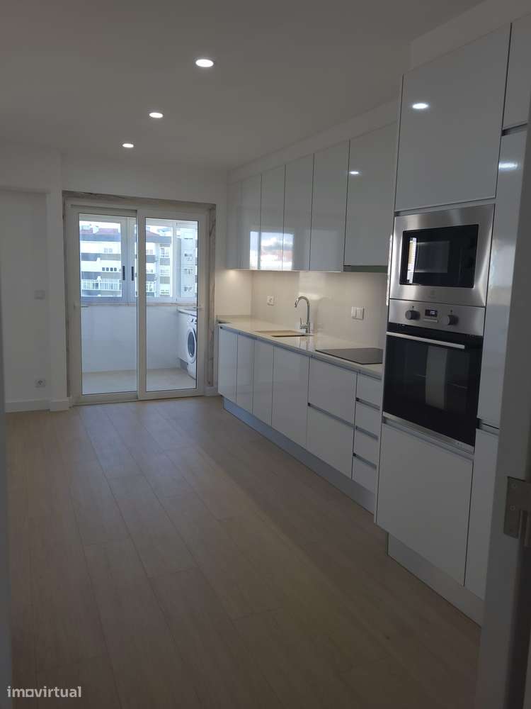 Apartamento T4 transformado em T3 - Totalmente remodelado - Grande imagem: 4/25