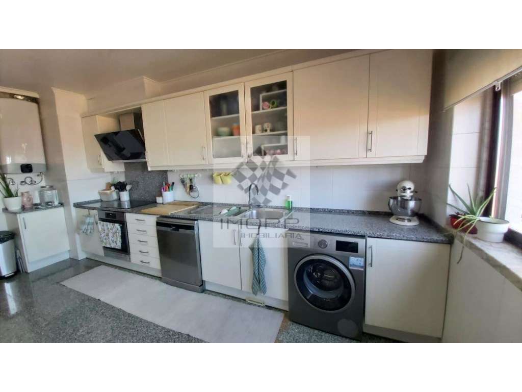 Fabuloso T4 na Radial em Odivelas com estacionamento!-8