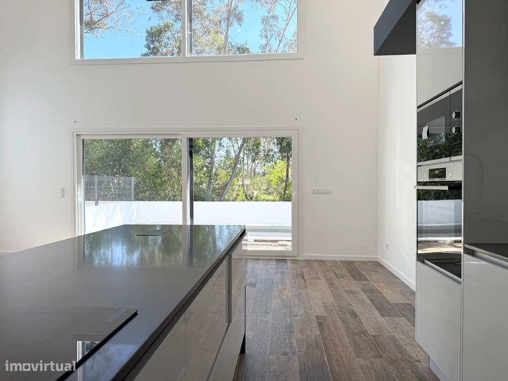 Moradia Moderna T3 à Venda com Piscina, a 10 Minutos da Praia-13