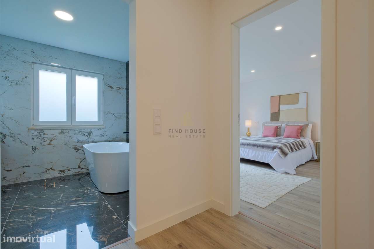 Moradia T4 de Luxo Totalmente Remodelada na Herdade da Aroeira-17