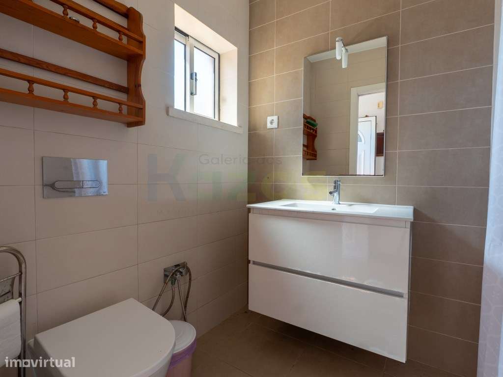 Moradia Usada T4, em banda, na Nazaré.-6