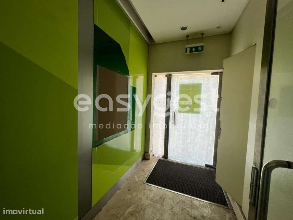 Loja sita na estrada principal, próximo do mercado da Maceira - Leiria - Grande imagem: 5/21