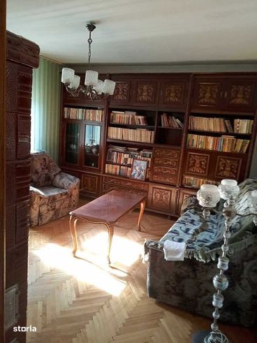 Vand apartament decomandat 3 camere, garaj, magazie lemne, beci