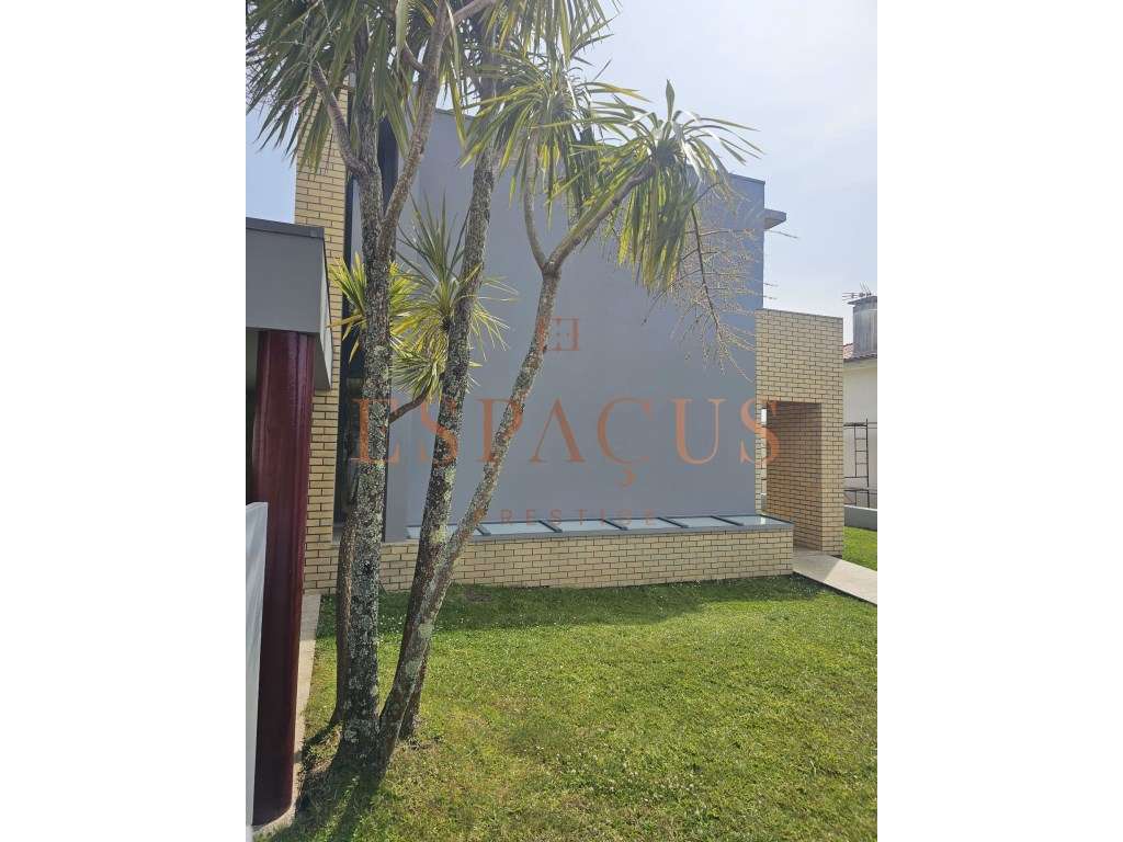 Moradia V4 com Vista Mar - Um Refúgio de Conforto e Elegância-10