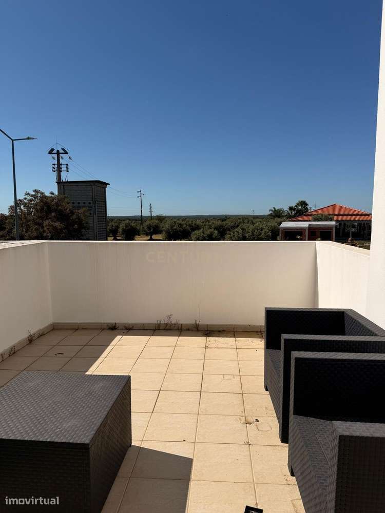 Magnifica T3 com Piscina no Corval-24