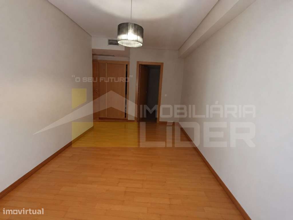 Apartamento T3 com Suíte, em Camarate, Lisboa.-14
