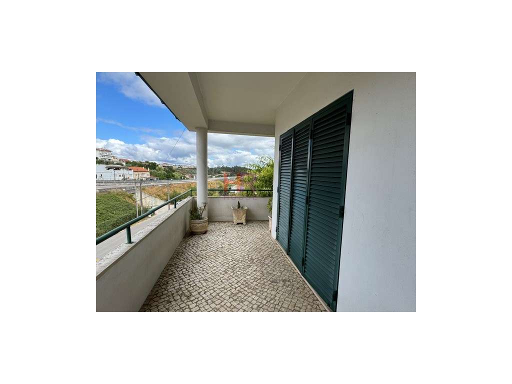Vende-se Moradia Isolada M4+1 com garagem e jardim.-19