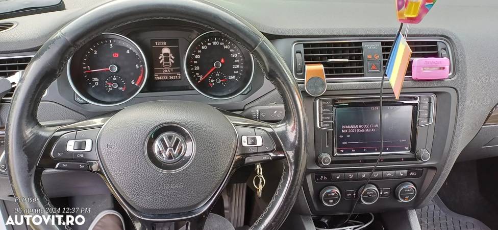 Volkswagen Jetta 2.0 TDI Comfortline - 3