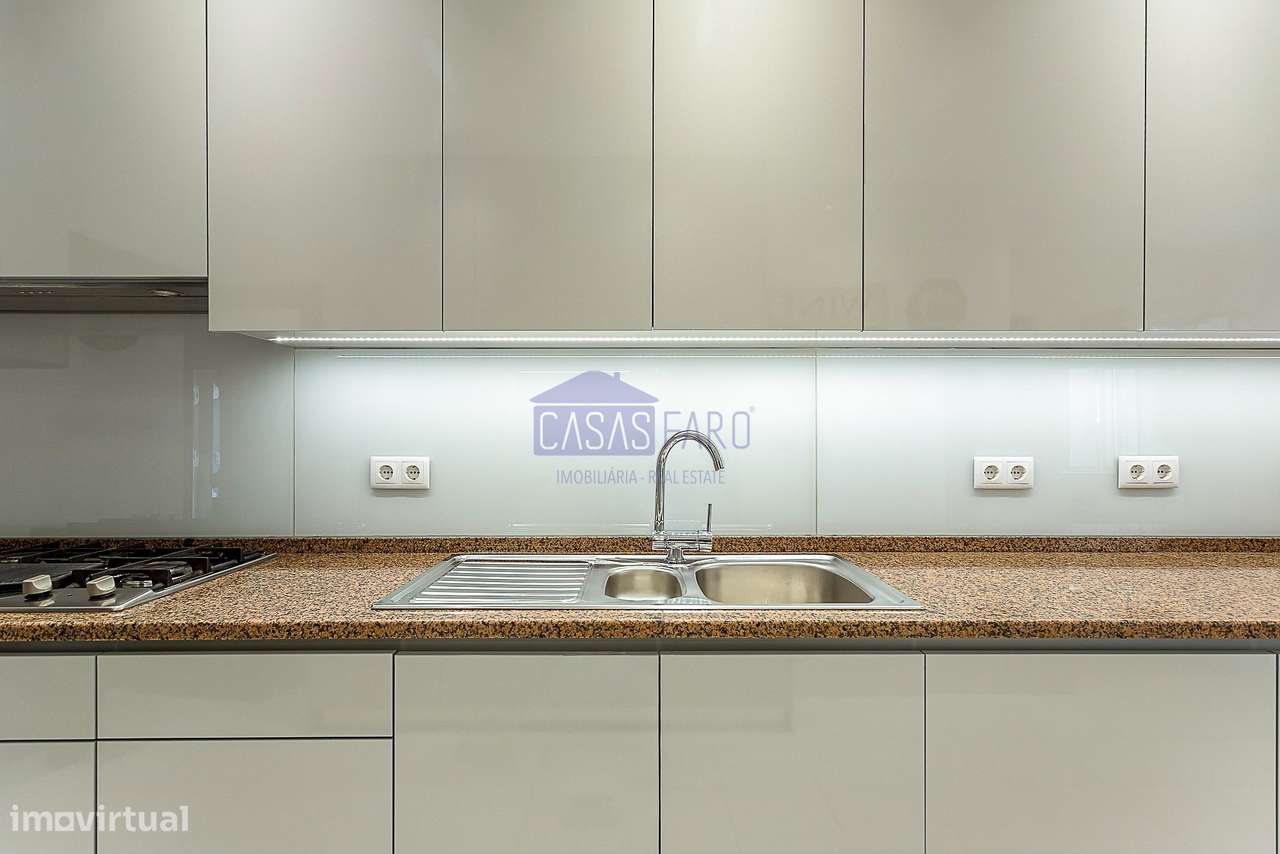 Imponente Moradia V3 de 3 pisos na zona da Avenida 5 de Outubro em Far-10