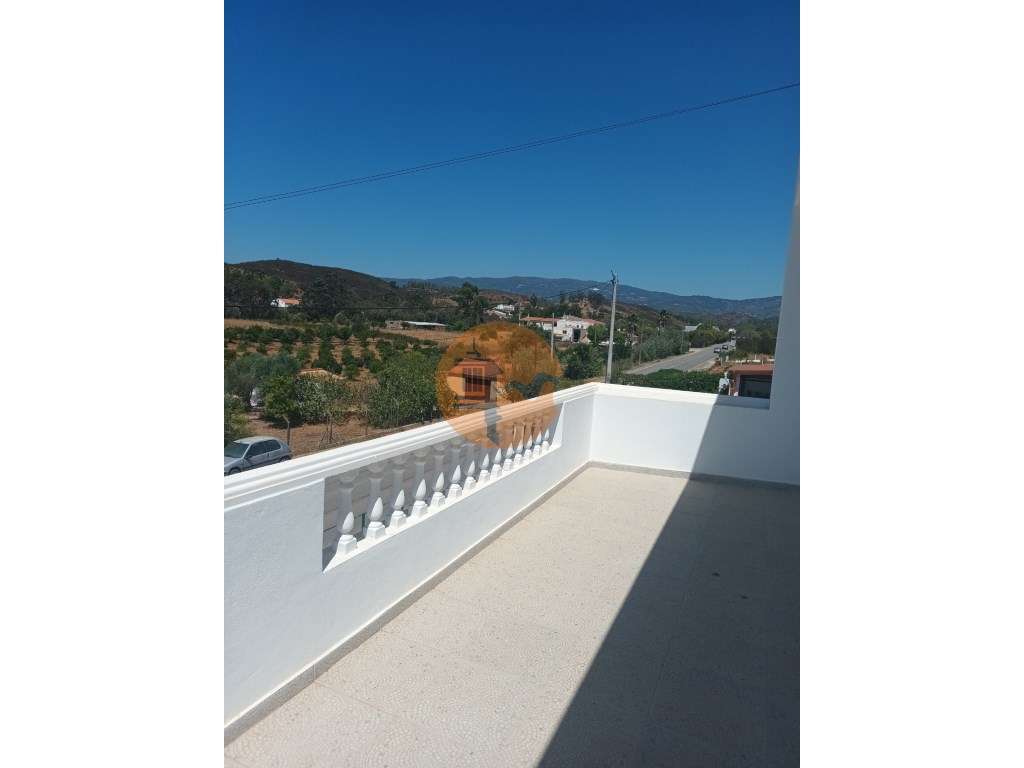 MORADIA ISOLADA COM PISCINA, TERRENO DE 2.250 M2, COMÉRCIO E ARMAZÉM - Grande imagem: 4/26