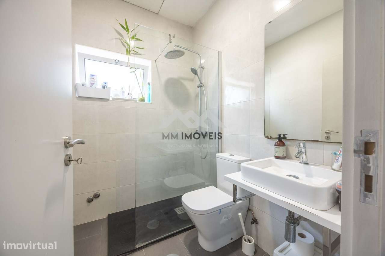 Andar Moradia T2 | Renovado | Varandas | 3 Frentes | Garagem 65m²-12