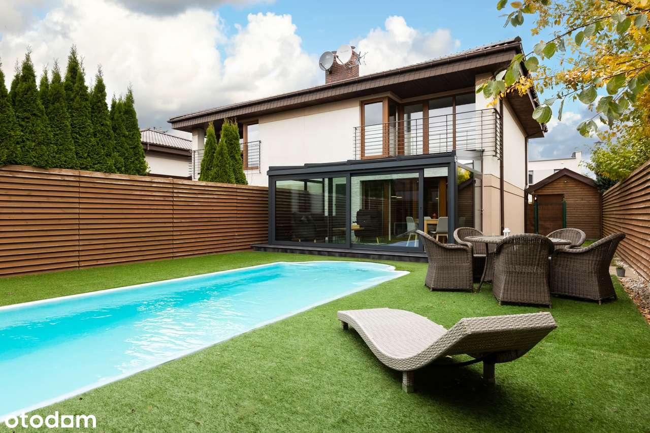 Dom w zabudowie bliźniaczej z basenem.-14
