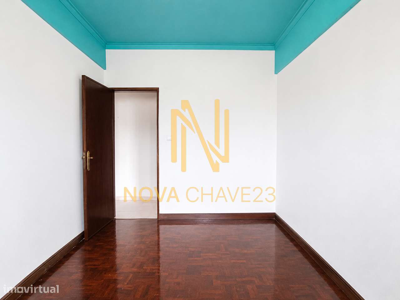 Apartamento T2 na Av. Bons Amigos | 9.º Andar | Varandas Fechadas-26