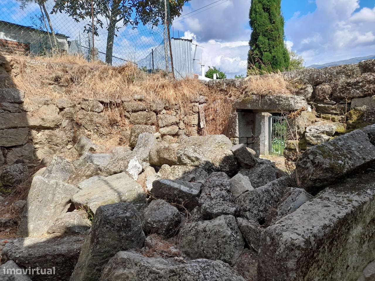 Ruína de pedra para reconstrução no centro de Tresouras, Baião, Porto - Grande imagem: 5/6