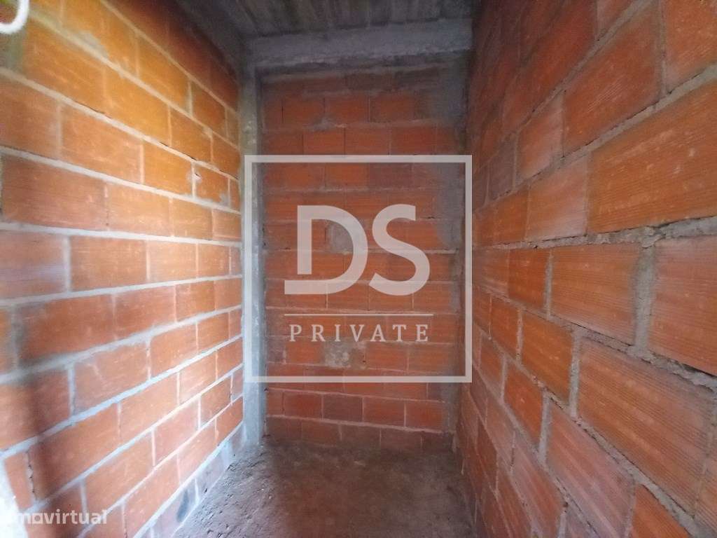 Moradia T3 Térrea unifamiliar de arquitetura moderna em fase de constr-11