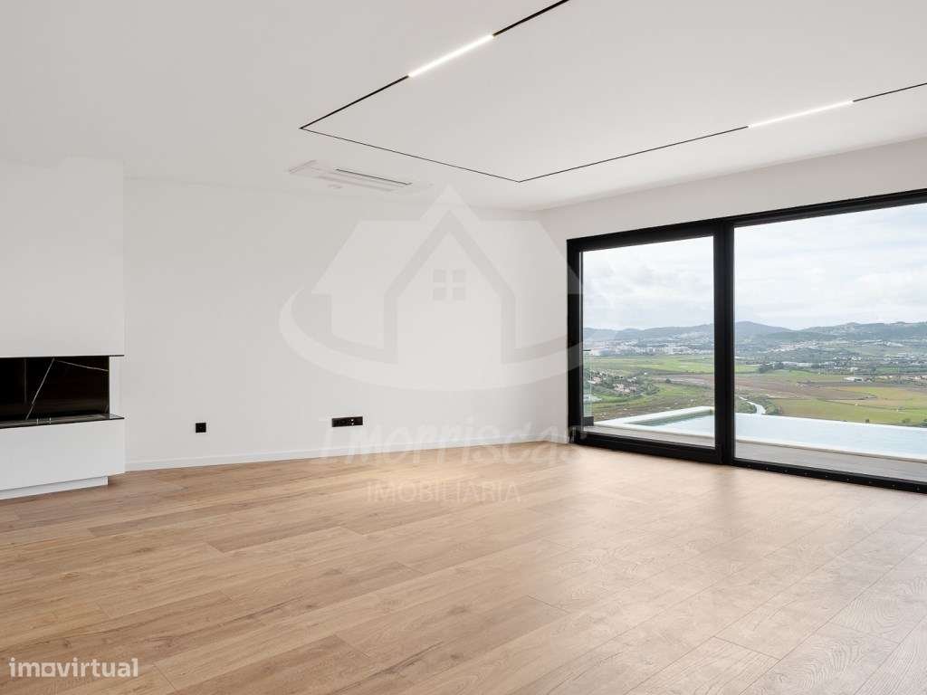 Moradia T4 com piscina e vista panorâmica em São João da Talha-1