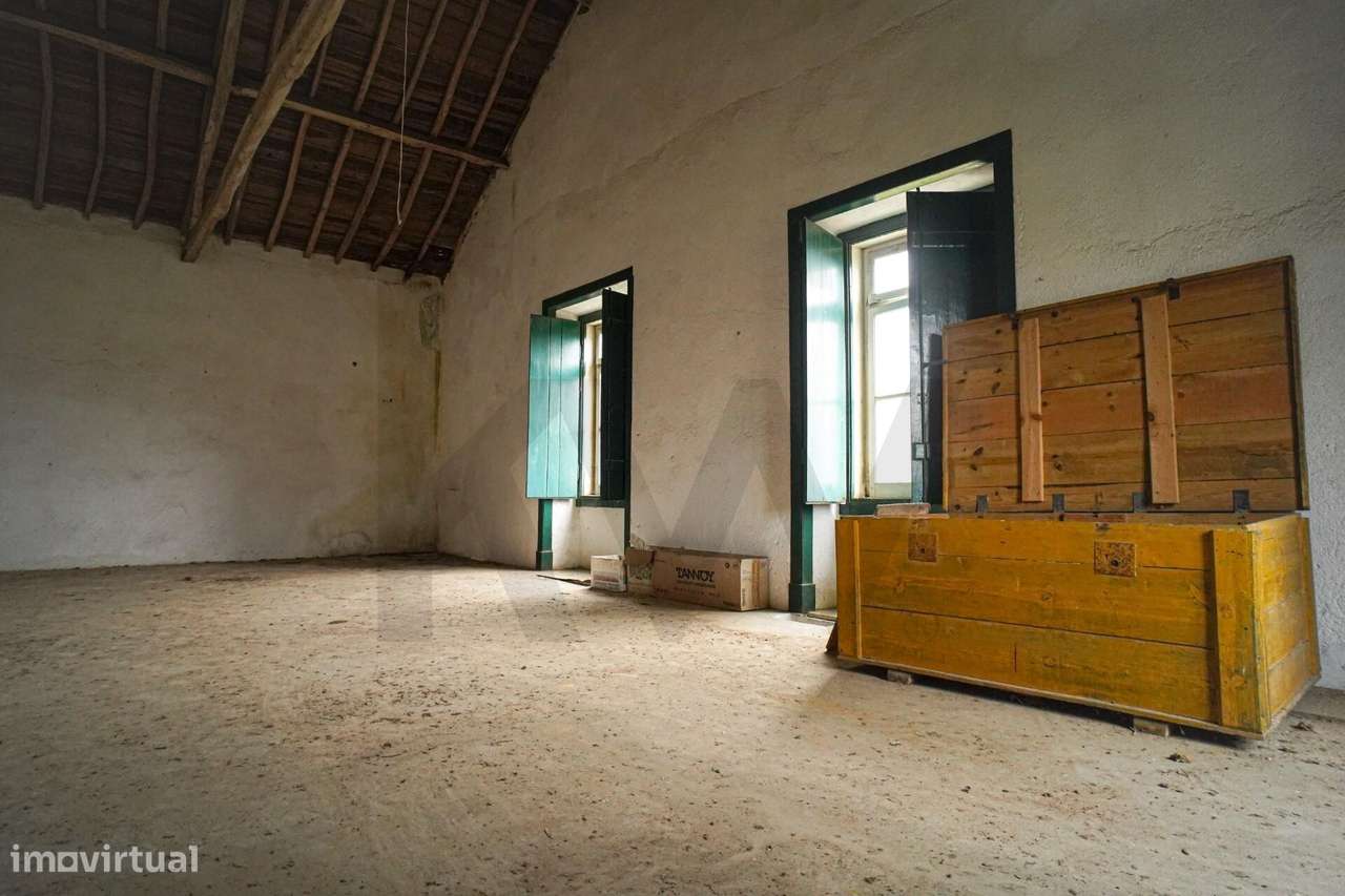 Palacete único dos anos 30 do séc. XX ergue-se no coração de Alcanena-13