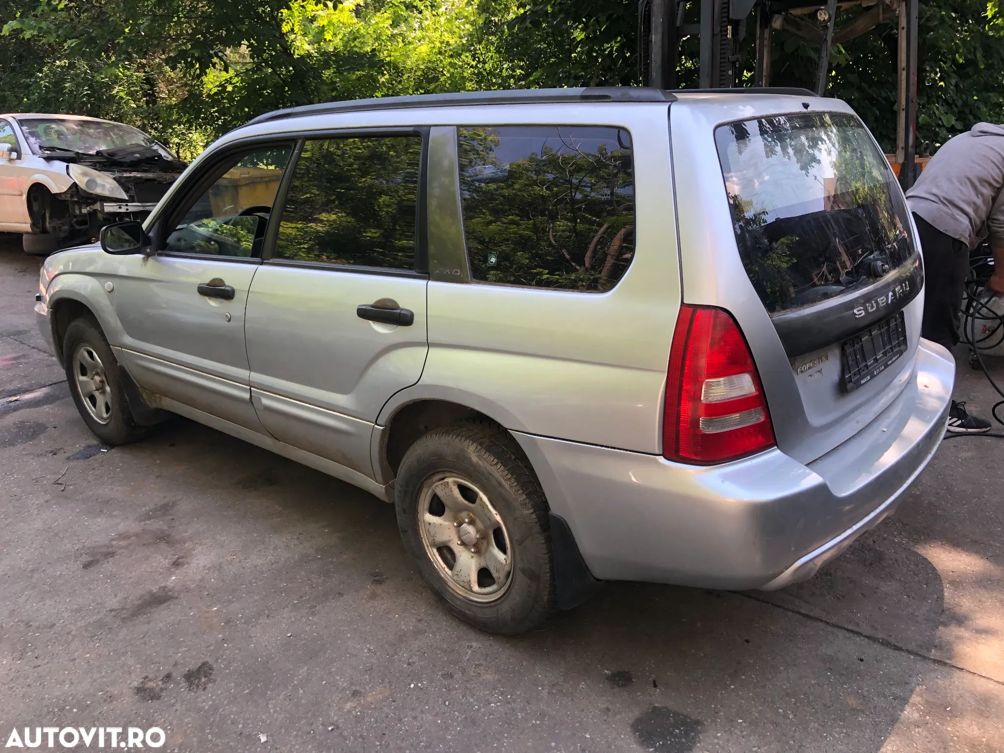 Dezmembrez Subaru Forester gri 2004 2.0 benzina argintiu - 1