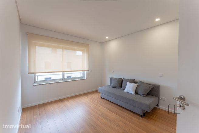 Apartamento T3 como novo, 2 lugares de garagem e 2 arrecadações, Esmor-18