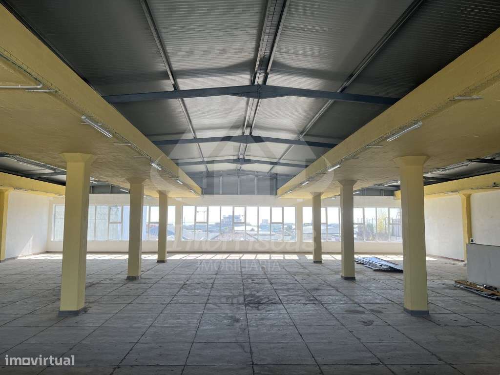 Armazém com área bruta de 750 m², em remodelação total no Prior Velho - Grande imagem: 4/15