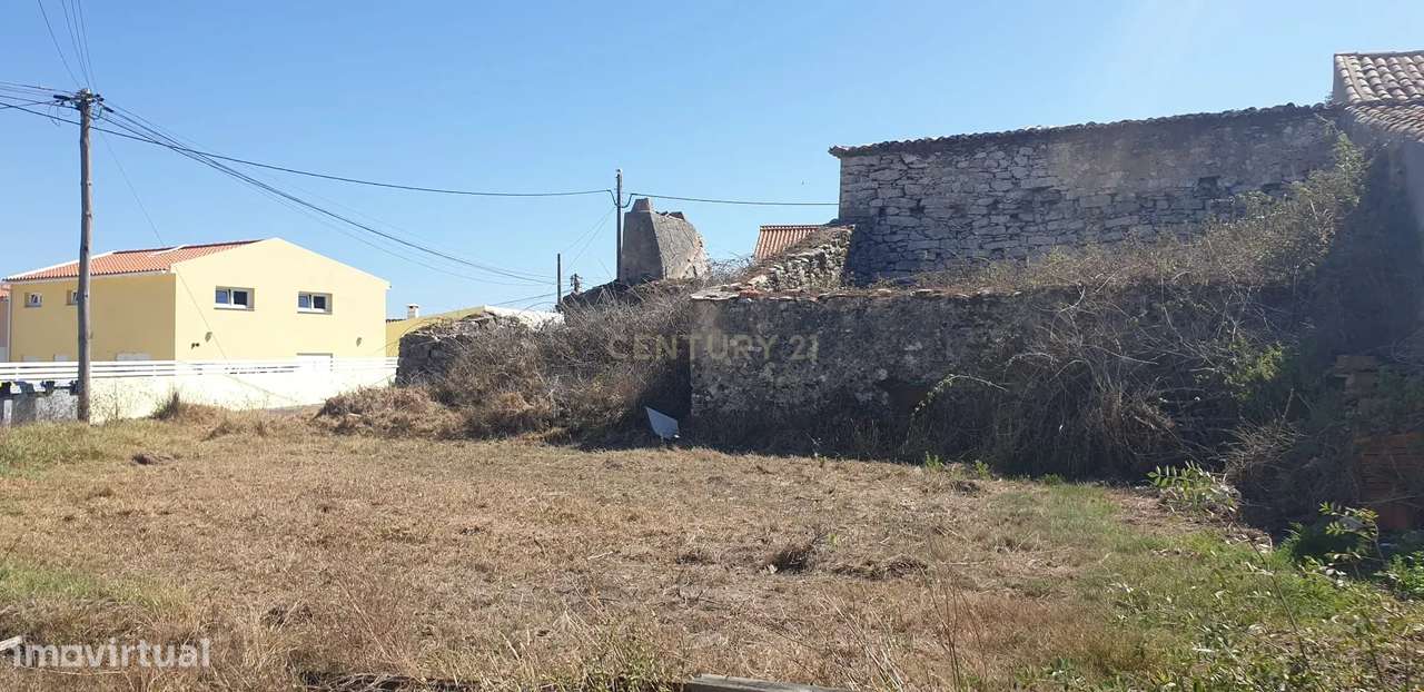 Terreno Urbano com ruína e projeto aprovado para uma moradia T4 na Mou-7