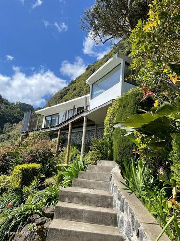 Deslumbrante Moradia com Vista para o Mar em São Miguel | 3 Quartos co-1