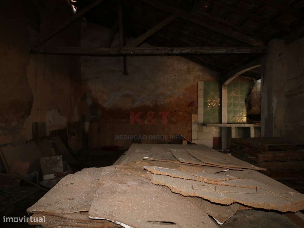 Armazém com 541m2 por recuperar no Largo Gil Eanes - Grande imagem: 5/14