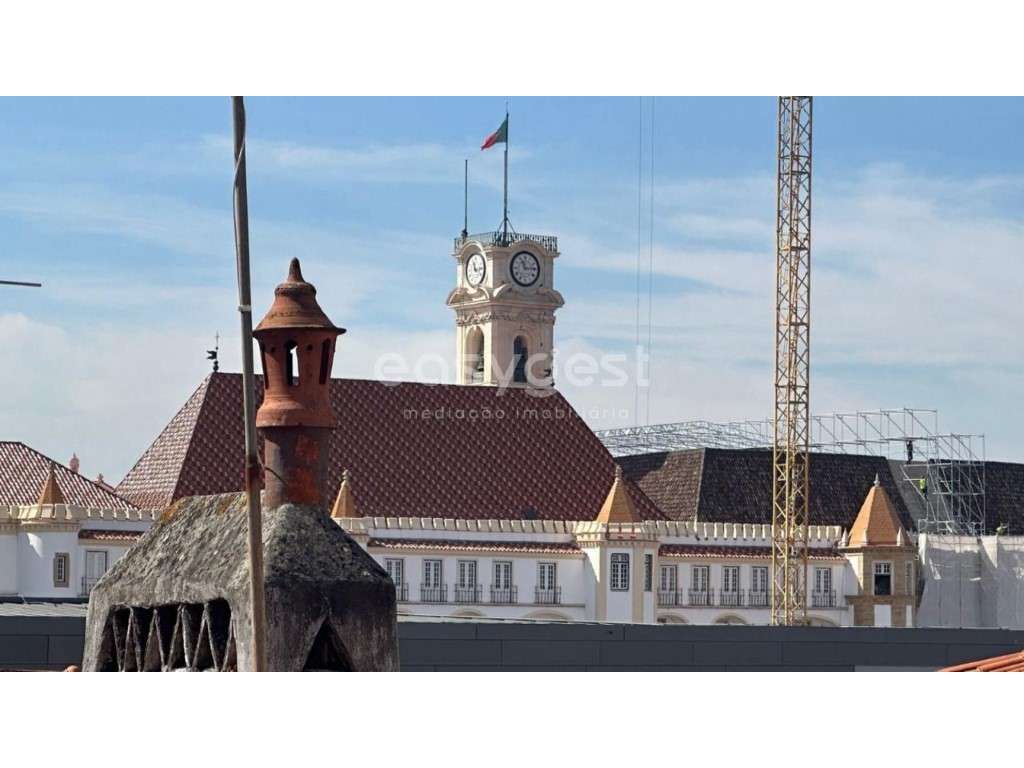 Prédio localizado na rua da Matemática, na zona histórica de Coimbra - Grande imagem: 5/30