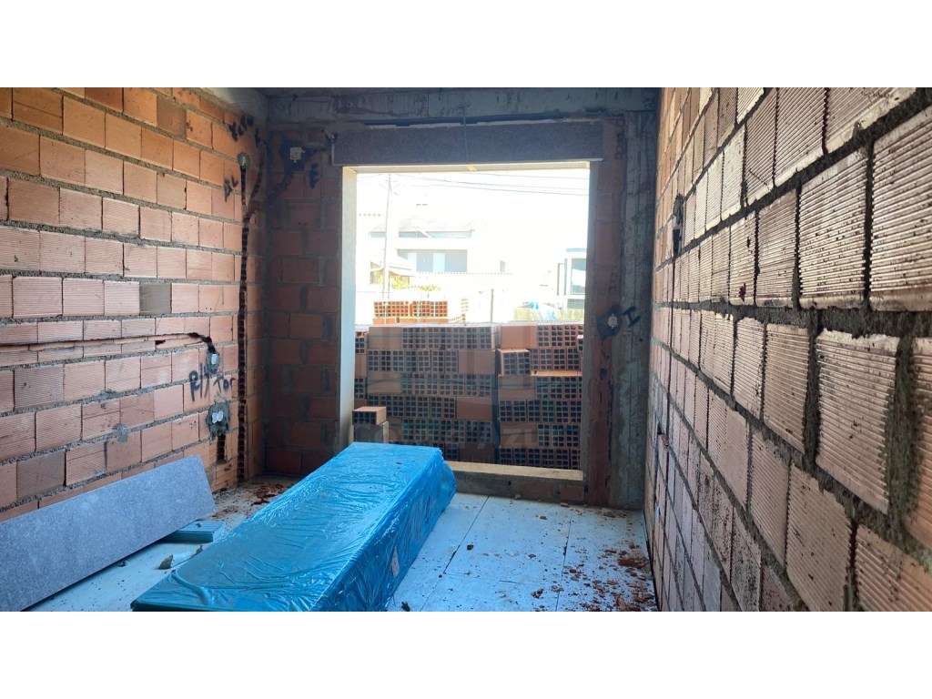 Moradia Geminada T4 - Centro de Fernão Ferro - Grande imagem: 4/13