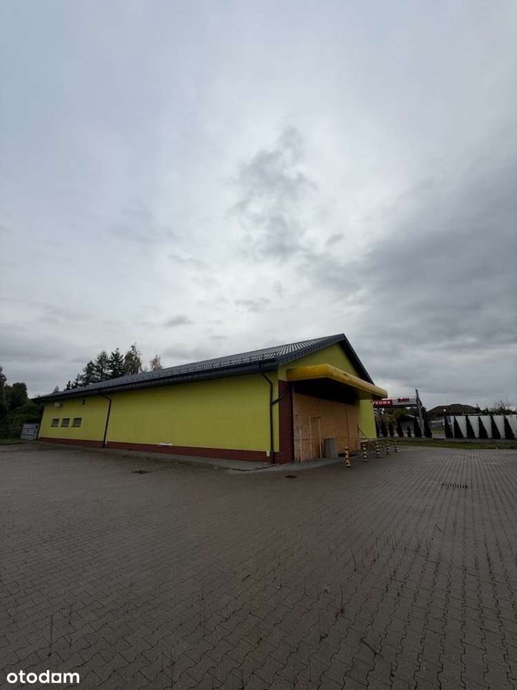 Obiekt na handel lub usługi z dużym parkingiem-0