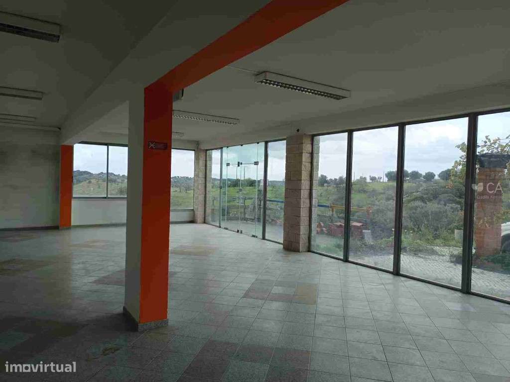 Prédio Misto (pavilhão industrial e prédio rústico) - Grande imagem: 5/12