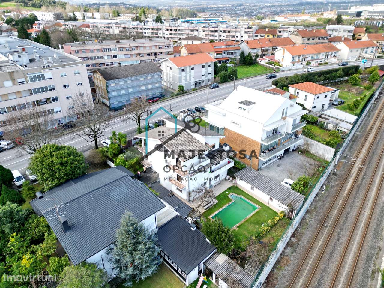 Moradia T5 com Piscina na Rua Padre Cruz, Maximinos-40