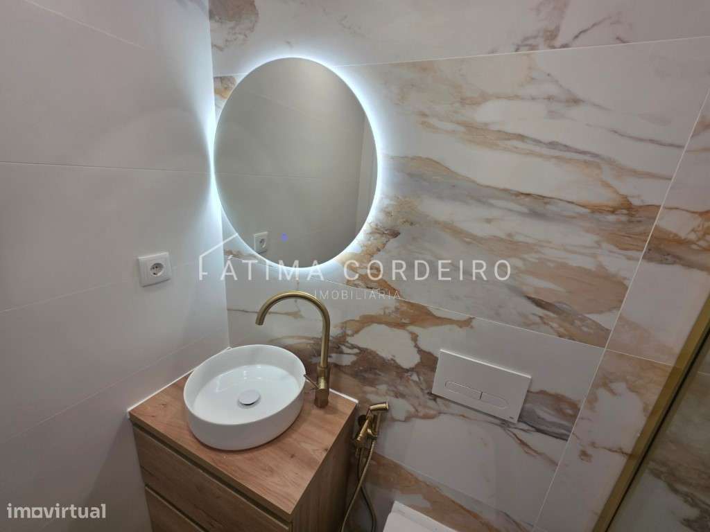 Excelente Apartamento T3 Remodelado em Almada-8