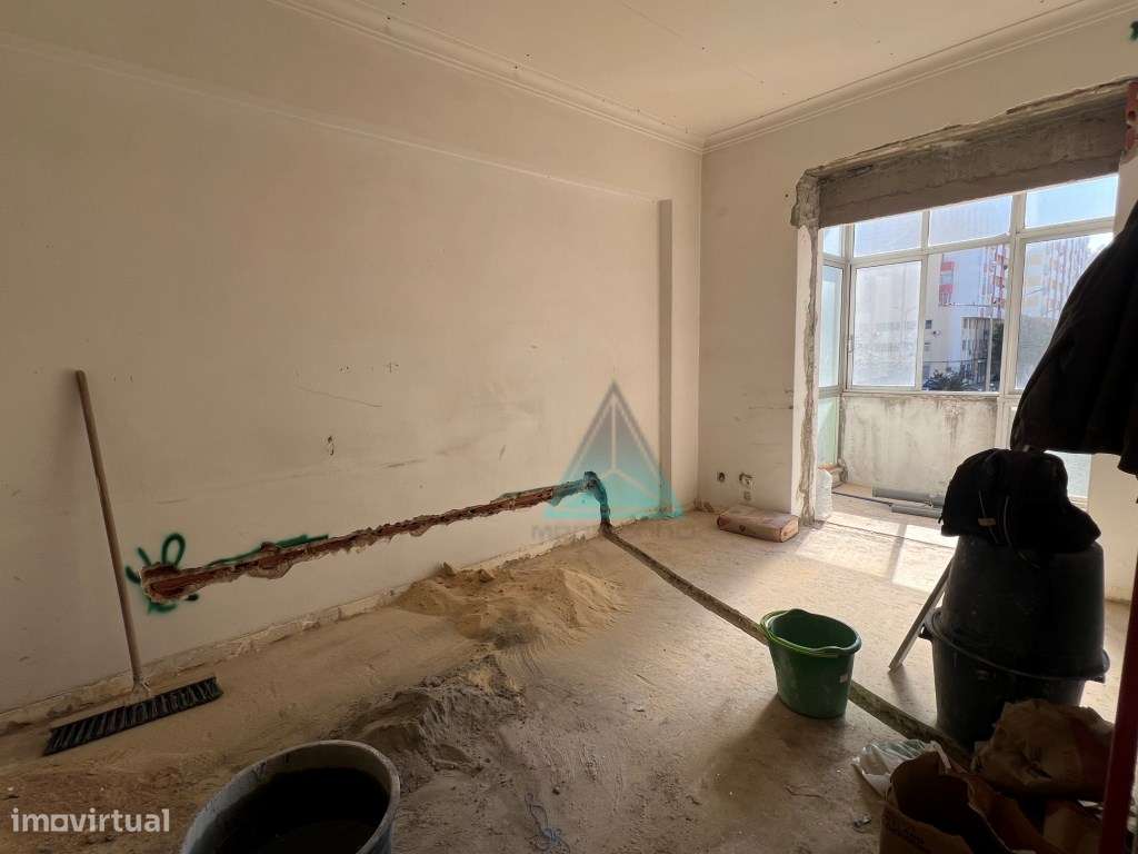 Apartamento T3 em remodelação Cova da Piedade situado num 2º andar ...-13