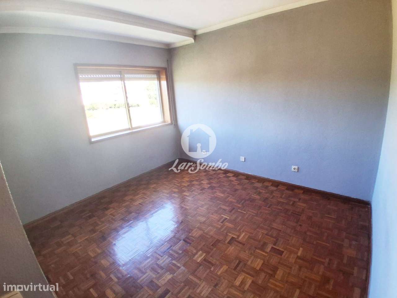 Apartamento T3 com duas frentes, garagem/box e remodelação em curso...-9