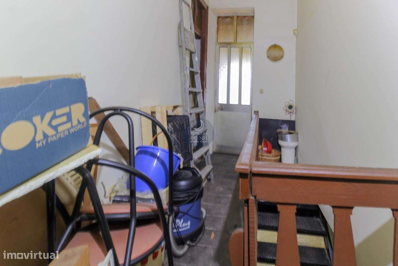 Prédio de 3 Pisos c/ Sótão e Terraço de Topo.-13