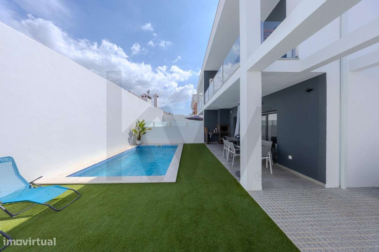 Moradia Geminada T4 De Arquitetura Contemporanea A Venda Nos Morgados