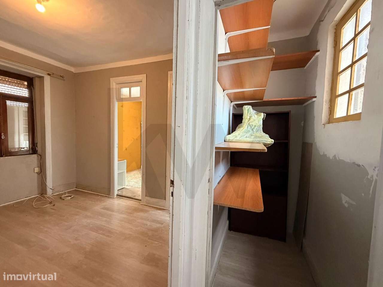 ANDAR MORADIA T2 COM CHARME PARA RENOVAR !-11