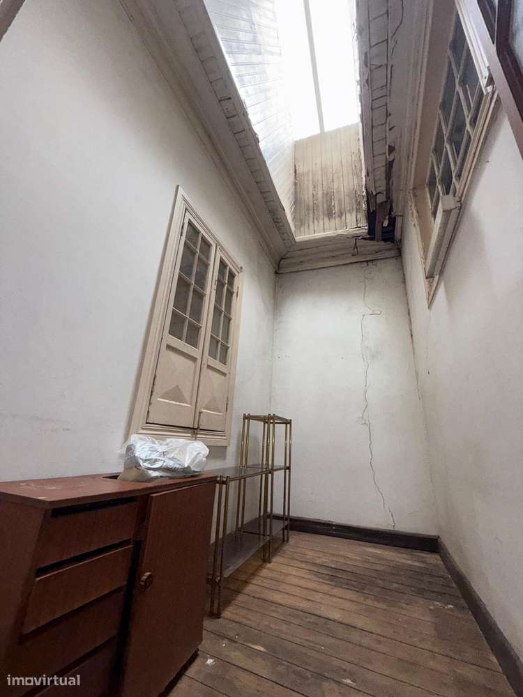 Moradia de Traça Apalaçada com Lojas  no Centro Histórico de Ovar-24