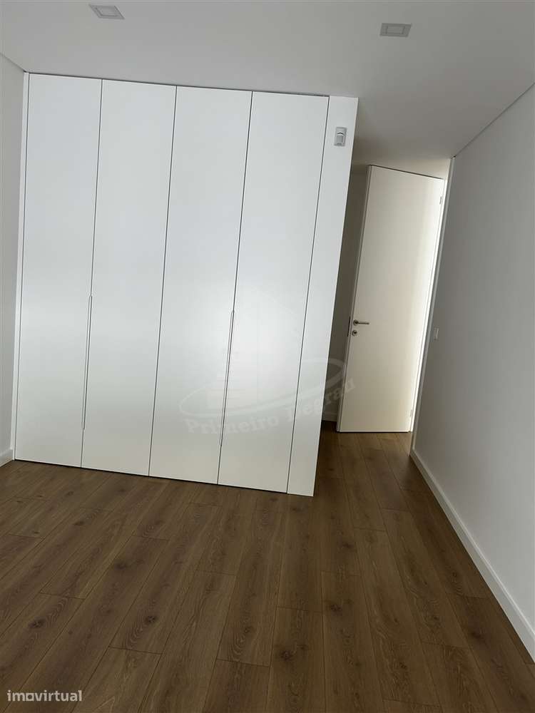 Moradia de gaveto em Santa Lucrécia-25