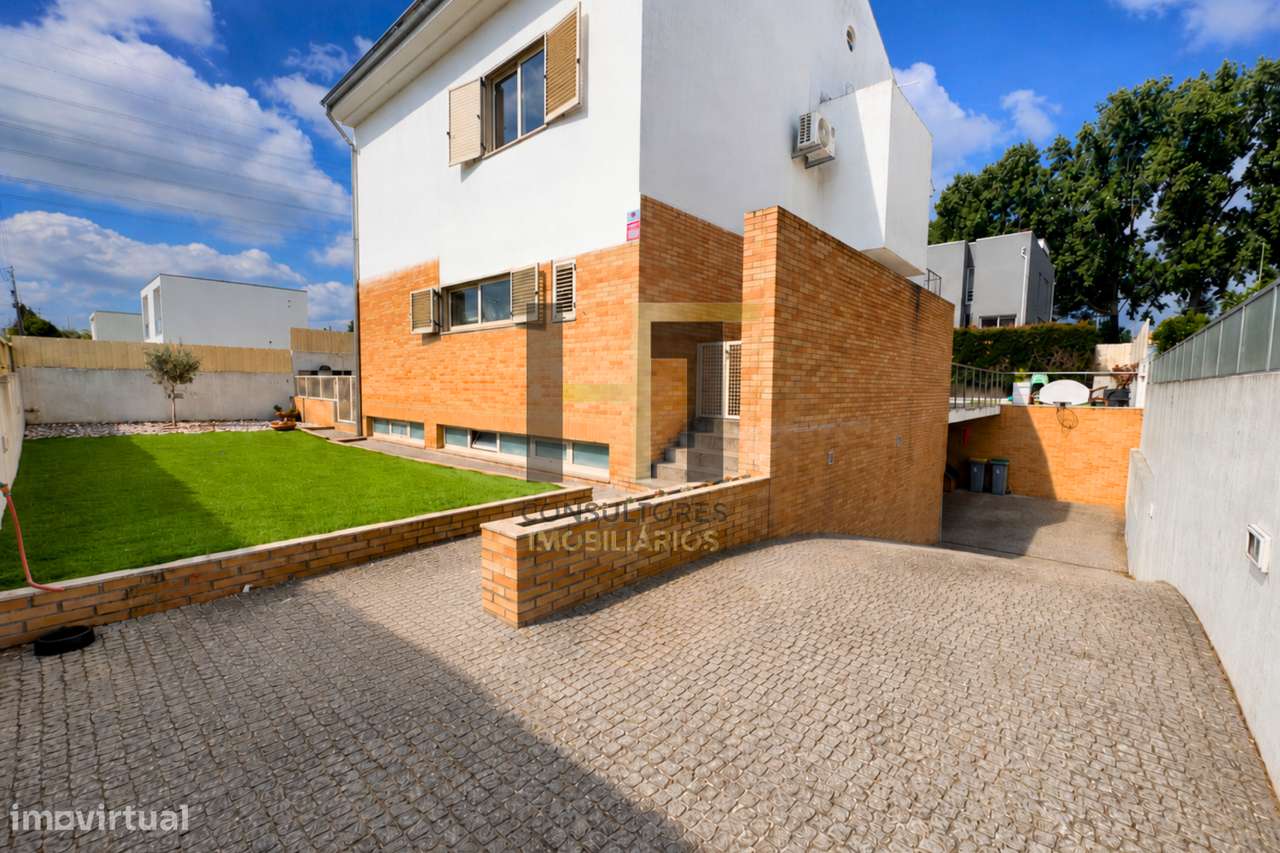 Moradia T3 | 4 Frentes | Piscina, Suite c/ Closet, Garagem 3 Carros |-50