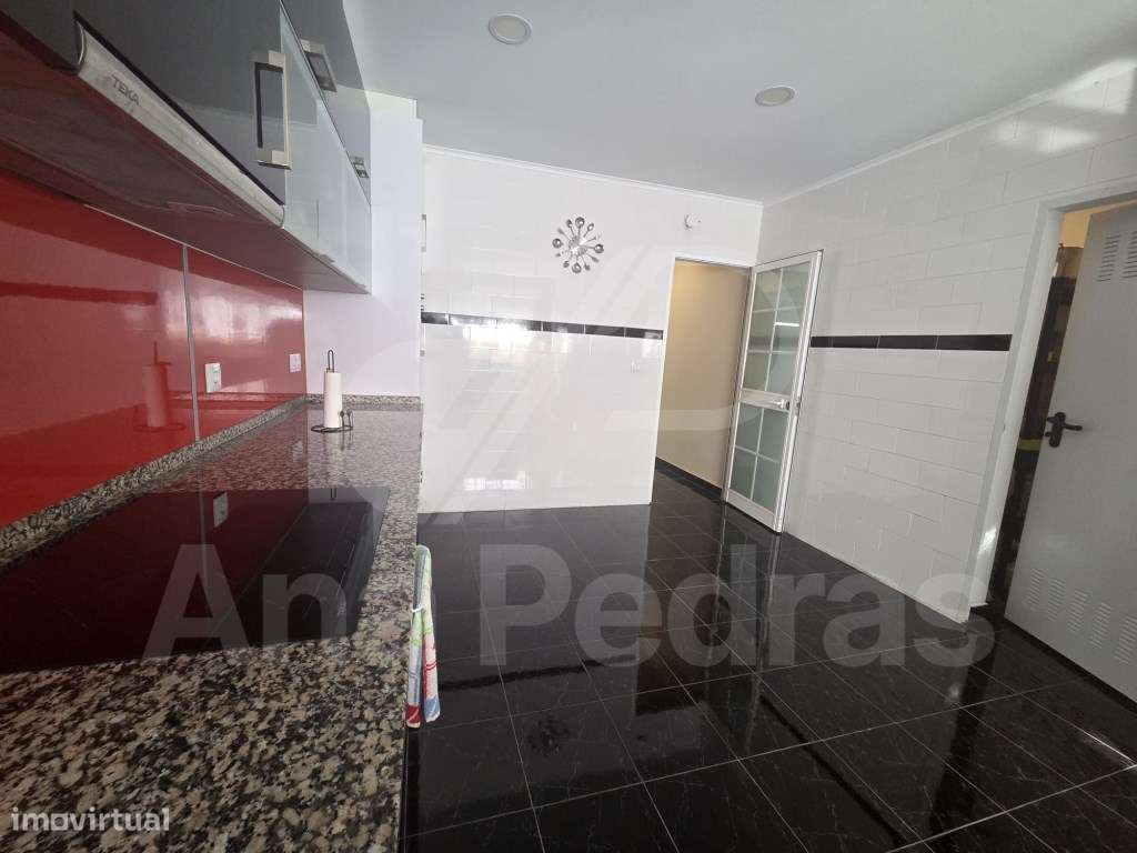 Moradia Bi-Familiar Totalmente Remodelada com Logradouro e Elevado ... - Grande imagem: 5/54