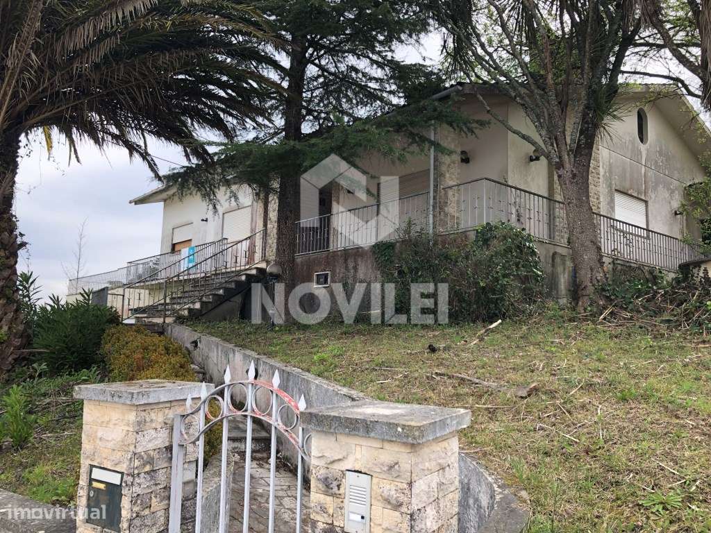 Edifício constituído por moradia (1º andar) e Loja (R/C). - Grande imagem: 4/30