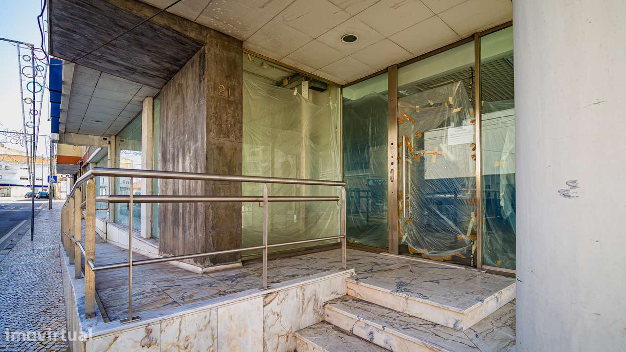 Loja com cave e com três montras no Centro de Vagos - Grande imagem: 4/49