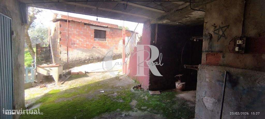 Moradia T3 com vários anexos, terreno e poço-29