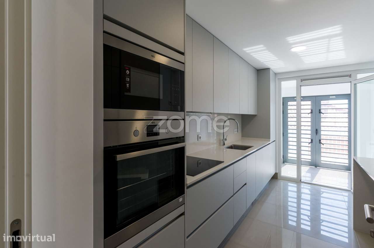 T2 Novo com varanda, parqueamento e arrecadação - Grande imagem: 3/23